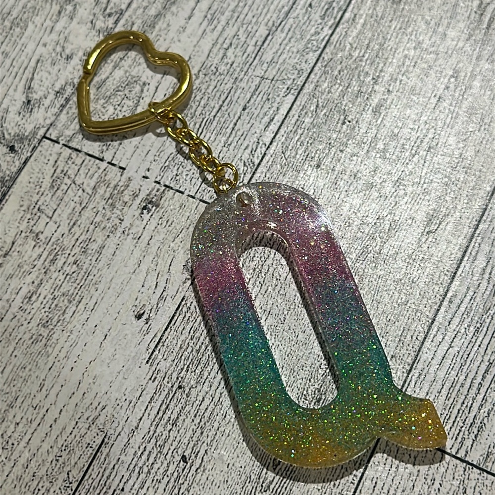 Resin sparkling monogram Q key chain handmade
